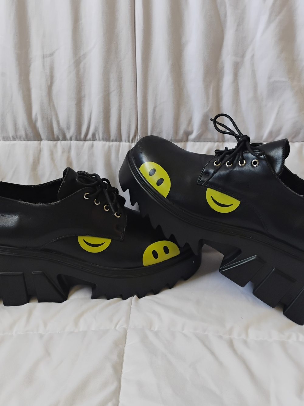 Lamoda Unisex Size 10 Black and Yellow Smiley Face Oxfords